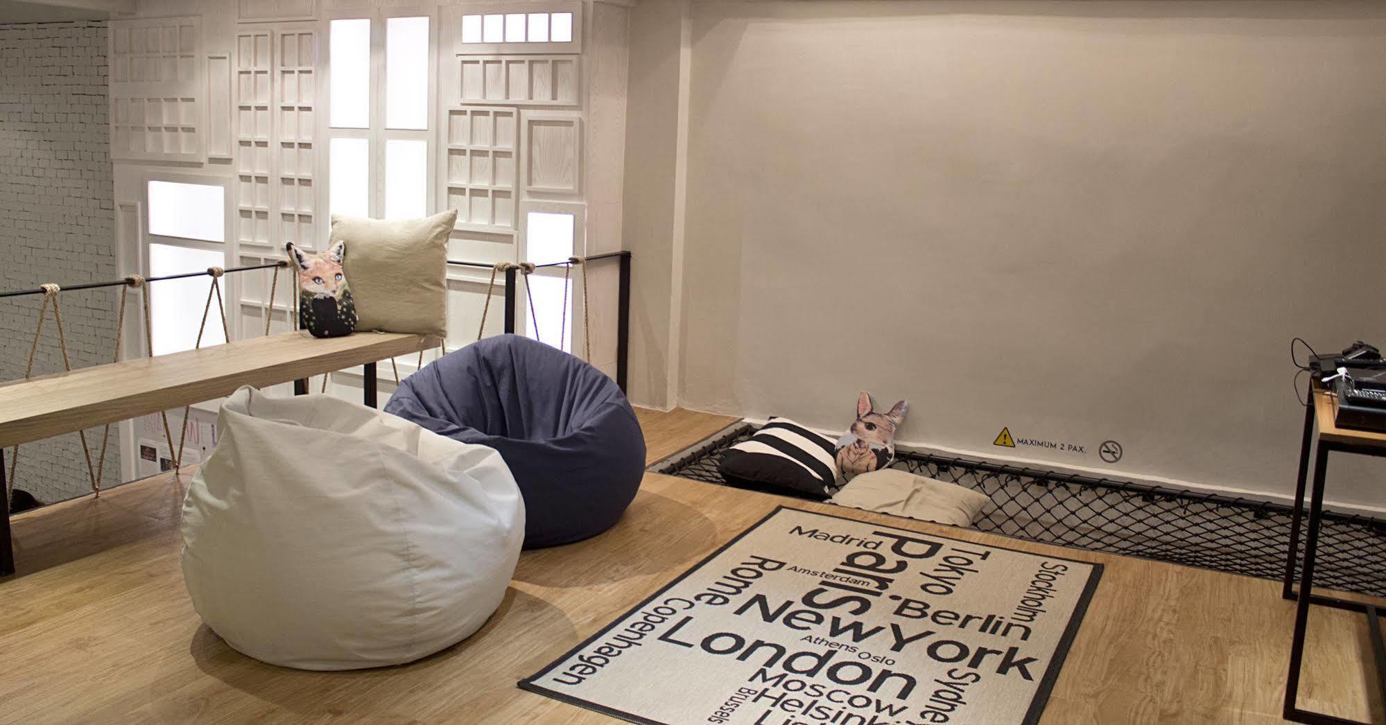 Slumber Bangkok Soi 1 Hostel Екстериор снимка