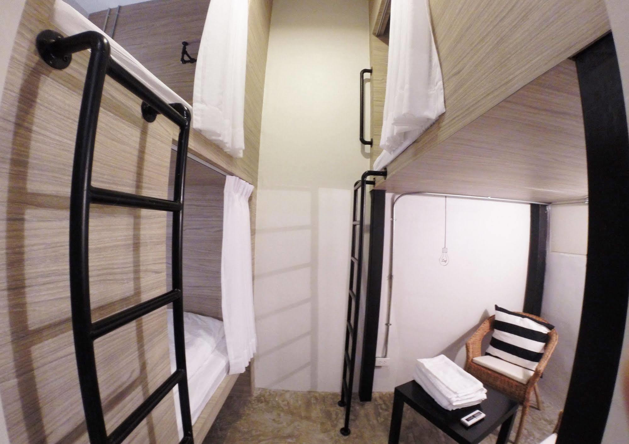 Slumber Bangkok Soi 1 Hostel Екстериор снимка