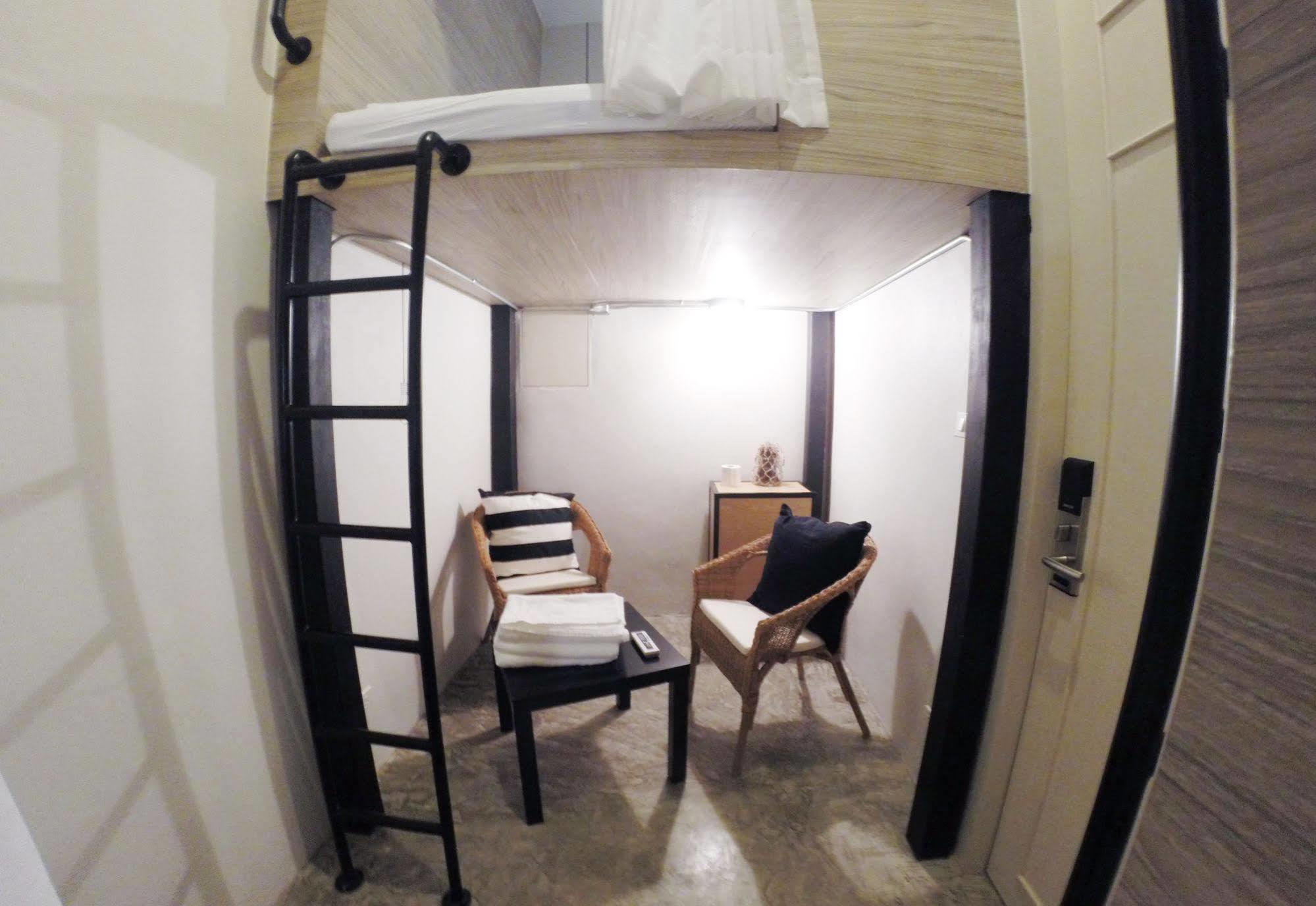 Slumber Bangkok Soi 1 Hostel Екстериор снимка
