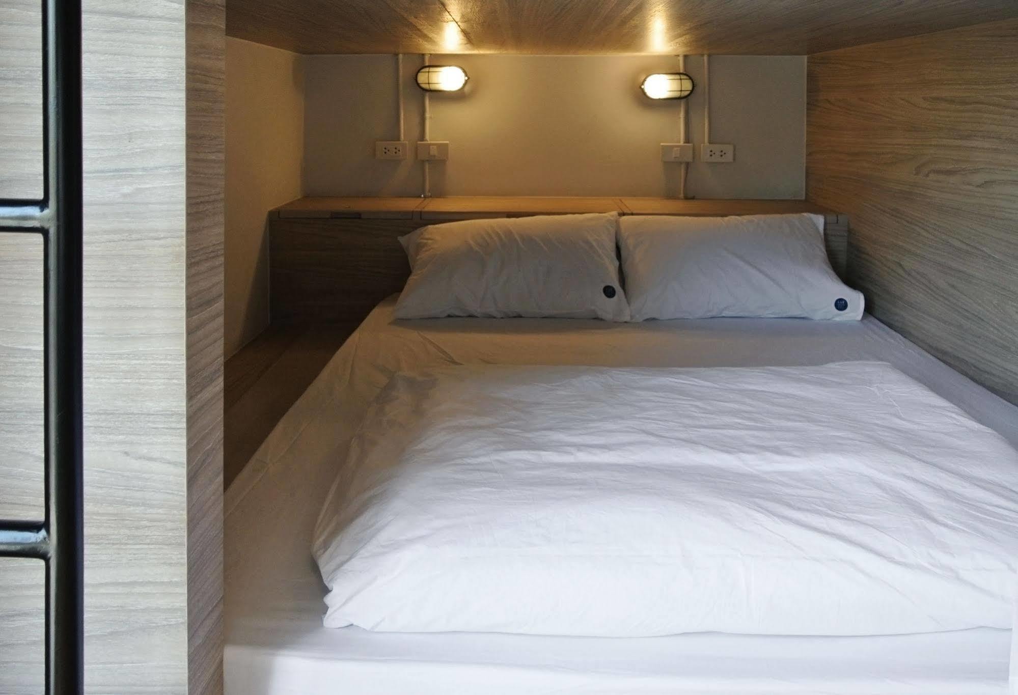 Slumber Bangkok Soi 1 Hostel Екстериор снимка